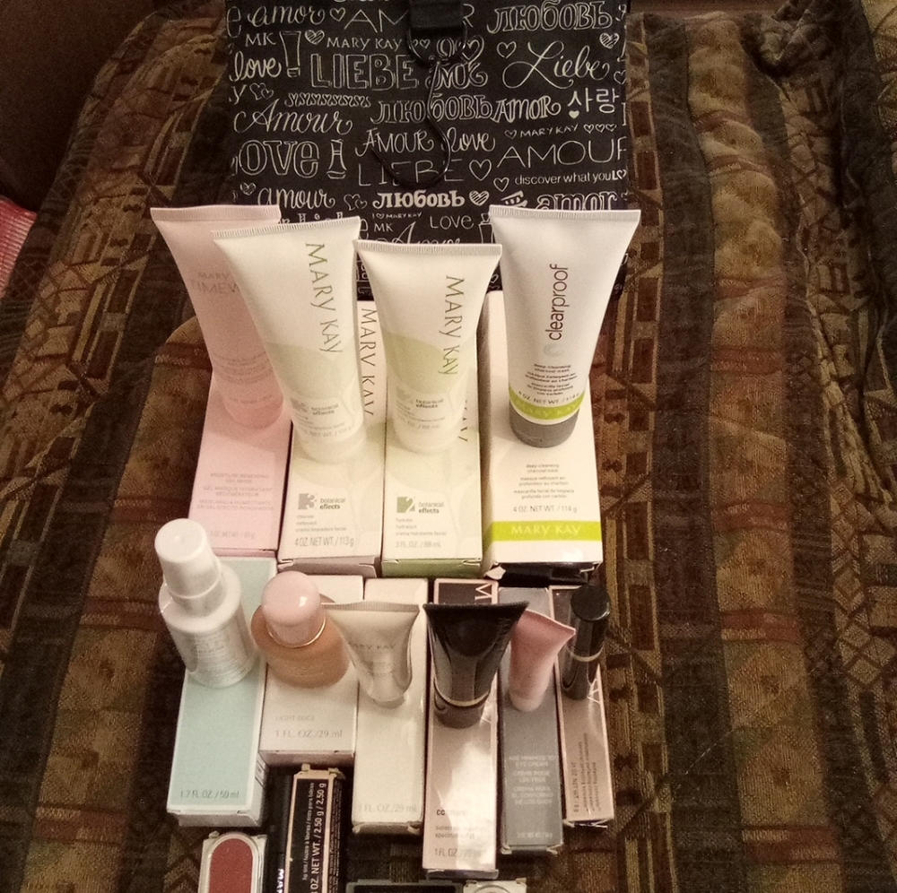 Mary Kay Skincare and Makeup Bundle NOS Disc./Expired 14 PCs+ Carry Bag